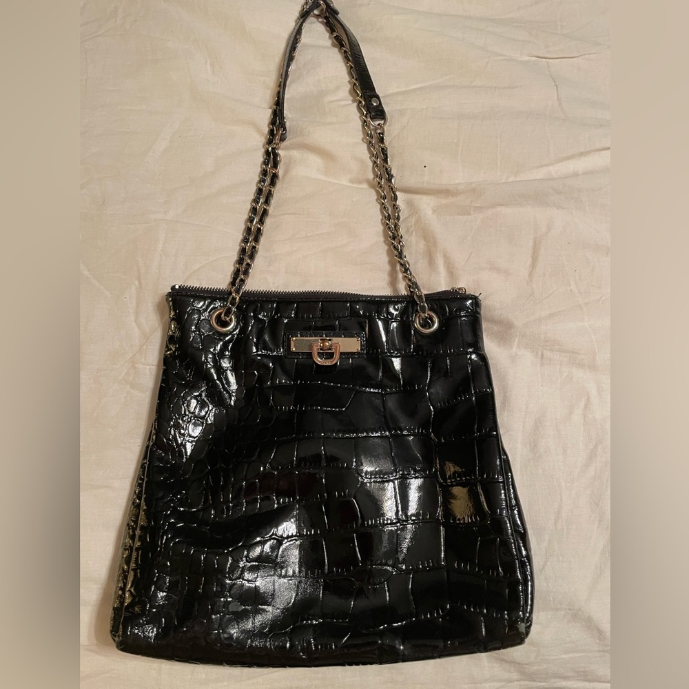 Dkny black, shiny bag with gold detail